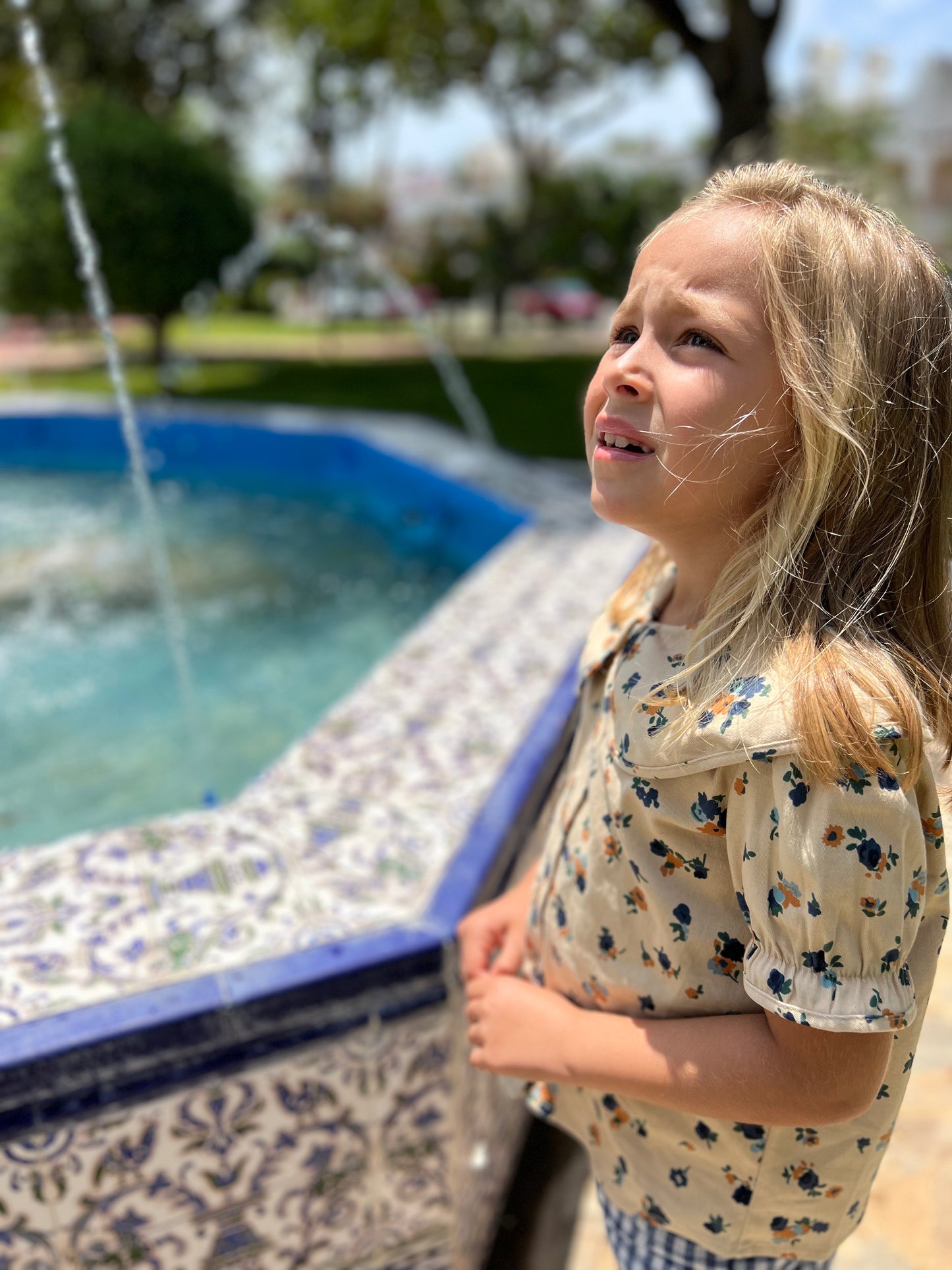 Blusa niña cuello bobo flores azules