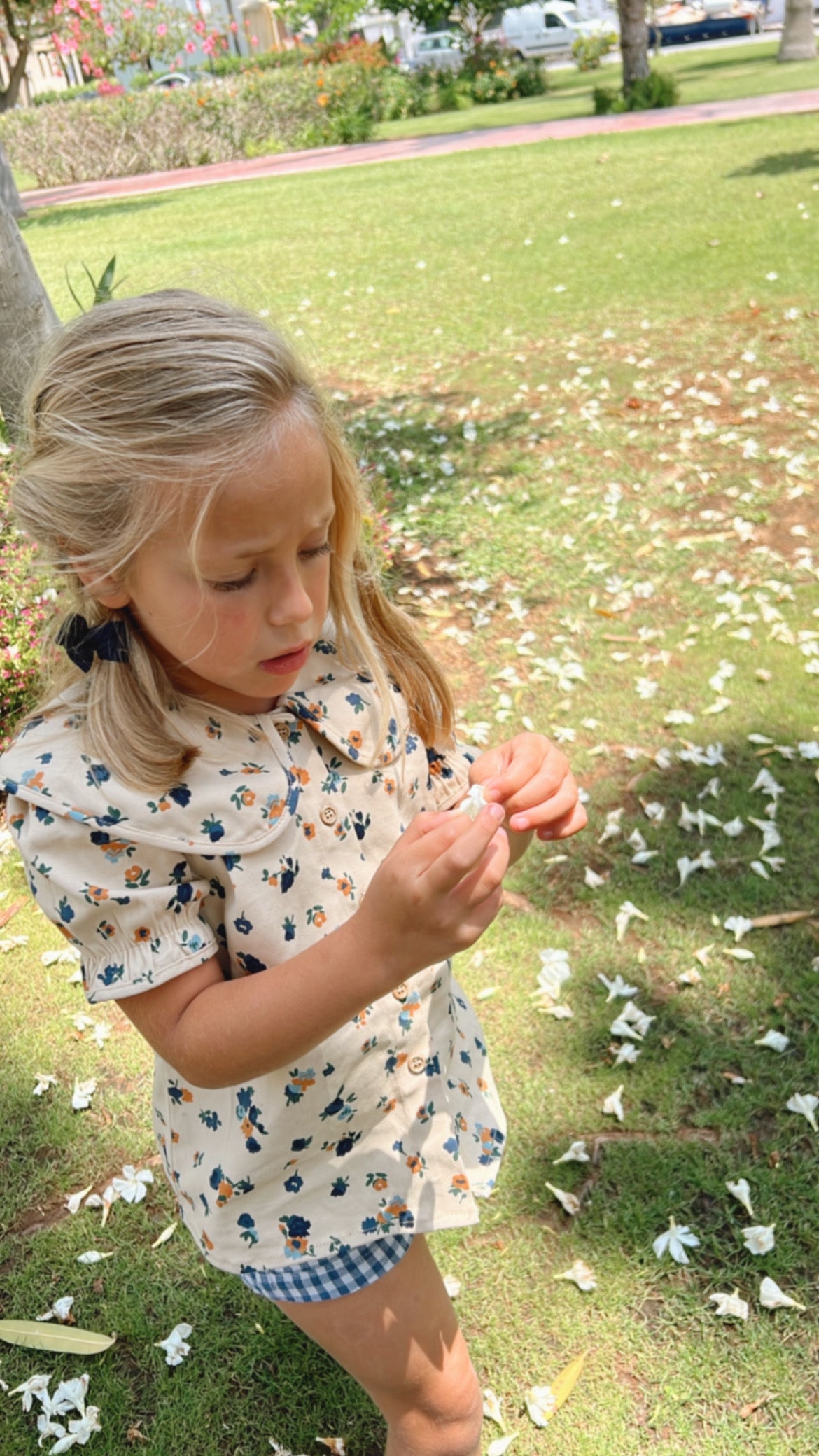 Blusa niña cuello bobo flores azules