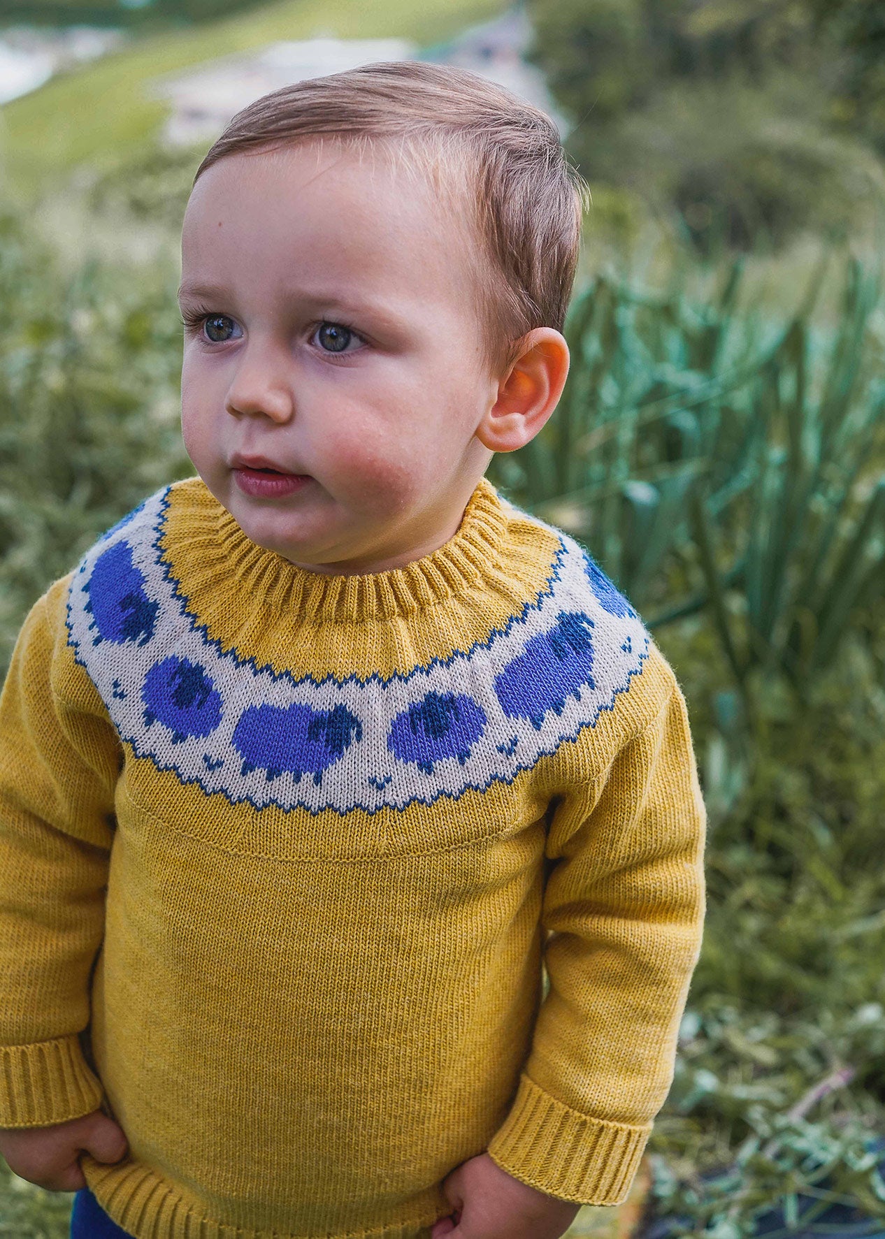 Navy blue sweater with light blue fret