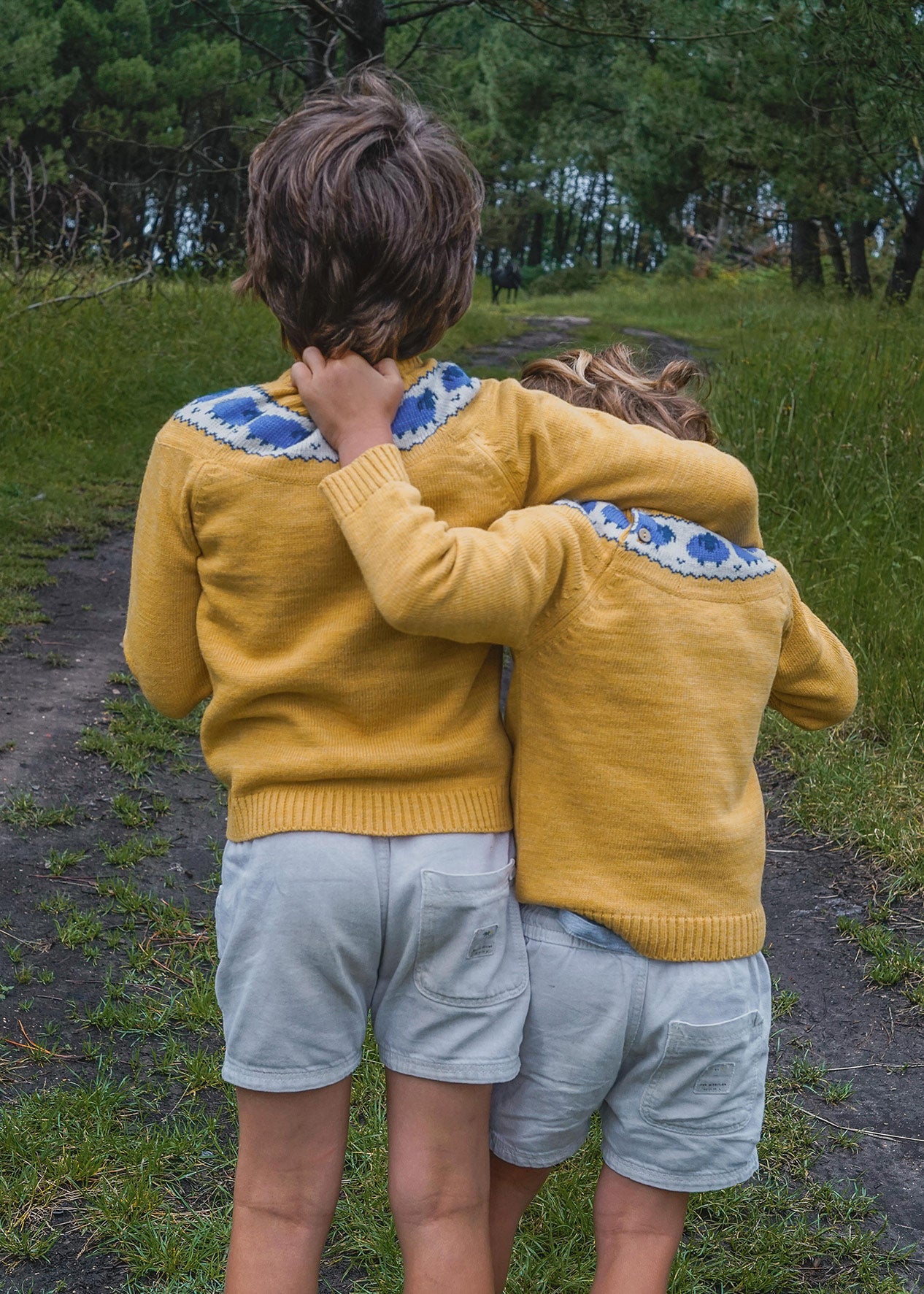 Navy blue sweater with light blue fret